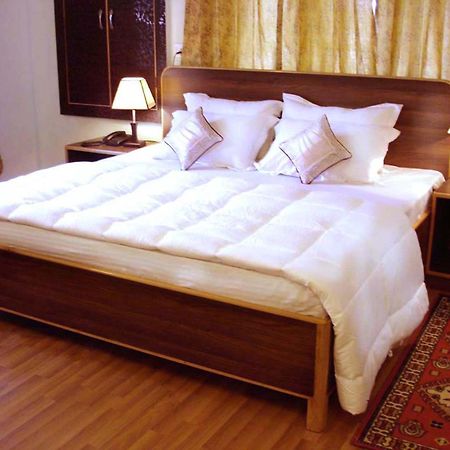 Ikraam Inn Bed & Breakfast Srīnagar Buitenkant foto