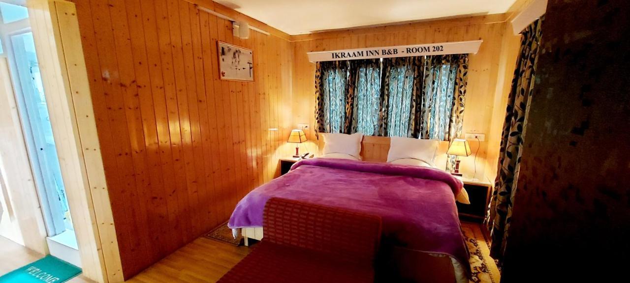 Ikraam Inn Bed & Breakfast Srīnagar Buitenkant foto