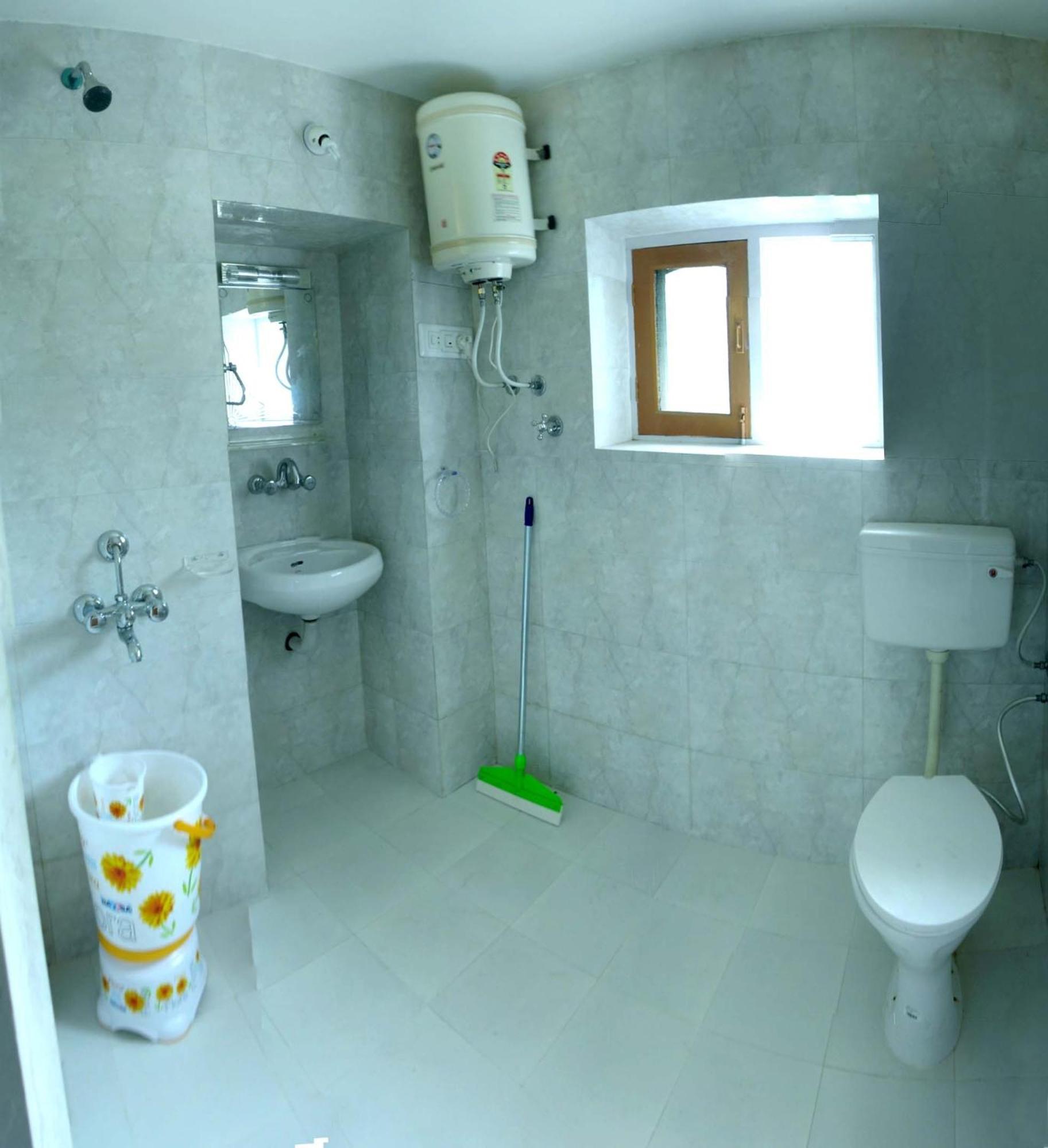 Ikraam Inn Bed & Breakfast Srīnagar Buitenkant foto