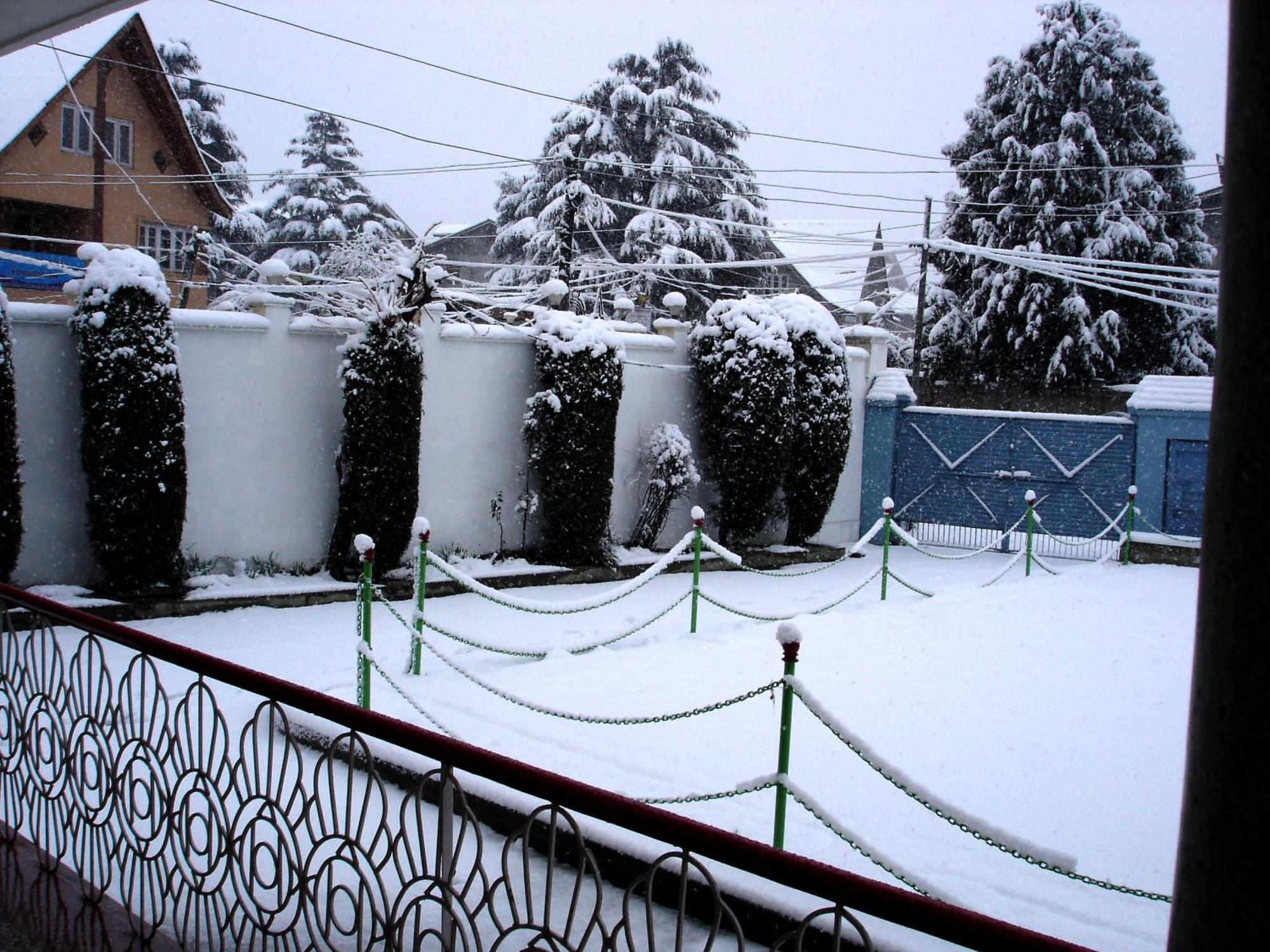 Ikraam Inn Bed & Breakfast Srīnagar Buitenkant foto