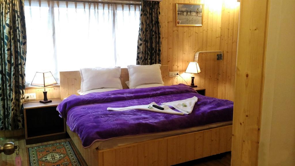 Ikraam Inn Bed & Breakfast Srīnagar Buitenkant foto