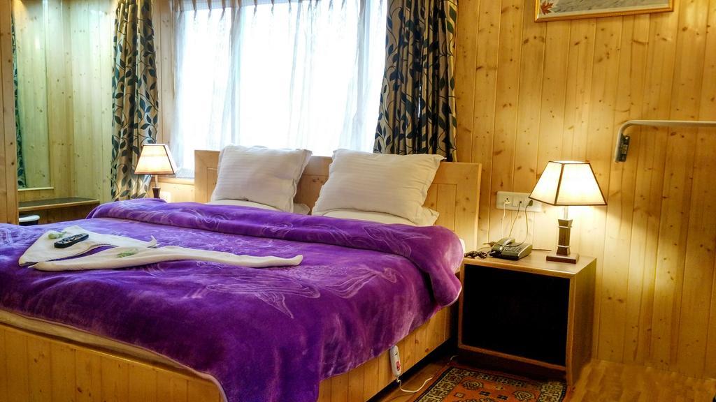 Ikraam Inn Bed & Breakfast Srīnagar Buitenkant foto