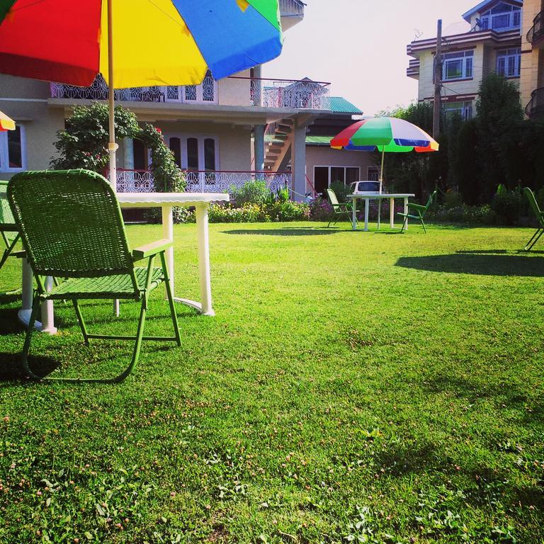 Ikraam Inn Bed & Breakfast Srīnagar Buitenkant foto
