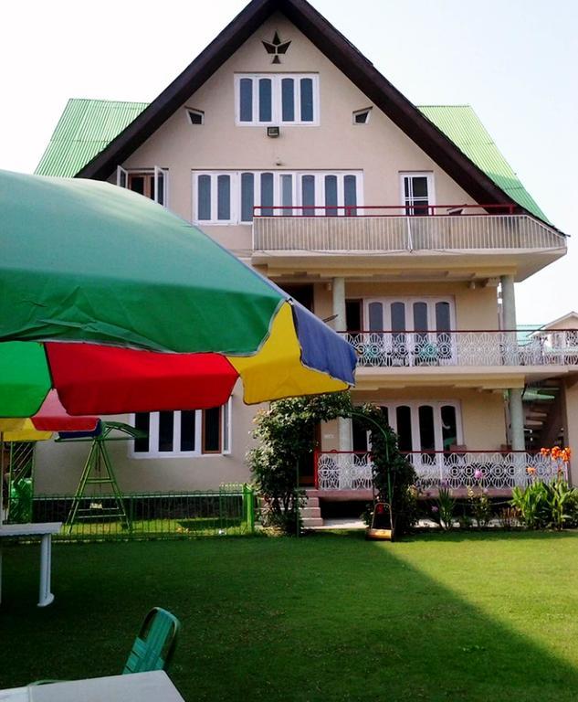 Ikraam Inn Bed & Breakfast Srīnagar Buitenkant foto