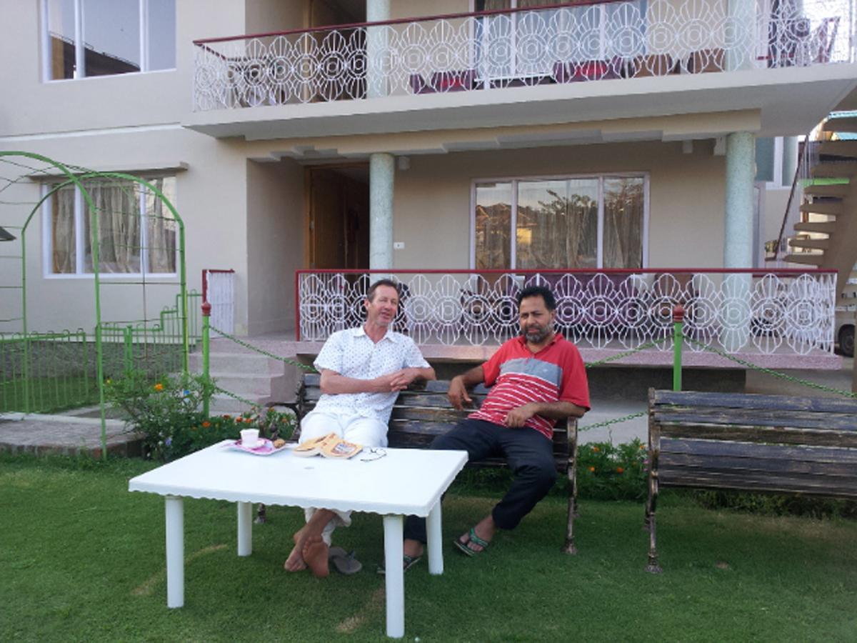 Ikraam Inn Bed & Breakfast Srīnagar Buitenkant foto
